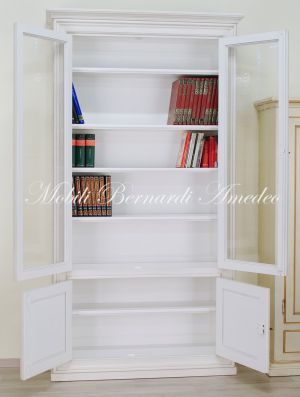 Libreria in legno massello con finitura colore bianco anticato e ante con vetro